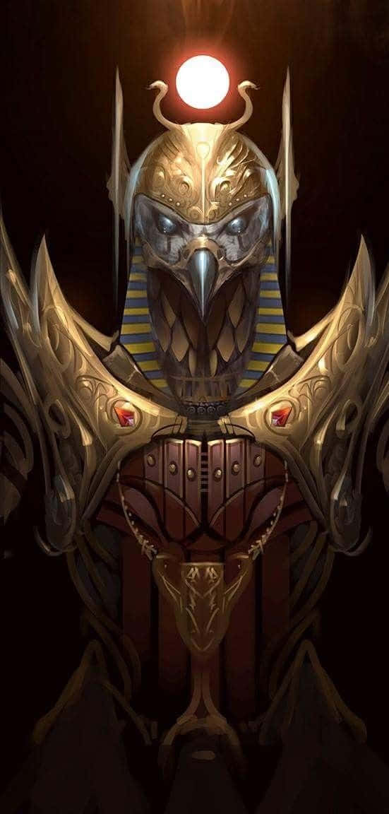 Egyptian Gods 桌布 壁紙 — 一位雄偉的金色鷹頭神祇，身穿精緻盔甲，頭戴光芒四射的太陽盤冠冕，背景為深色。