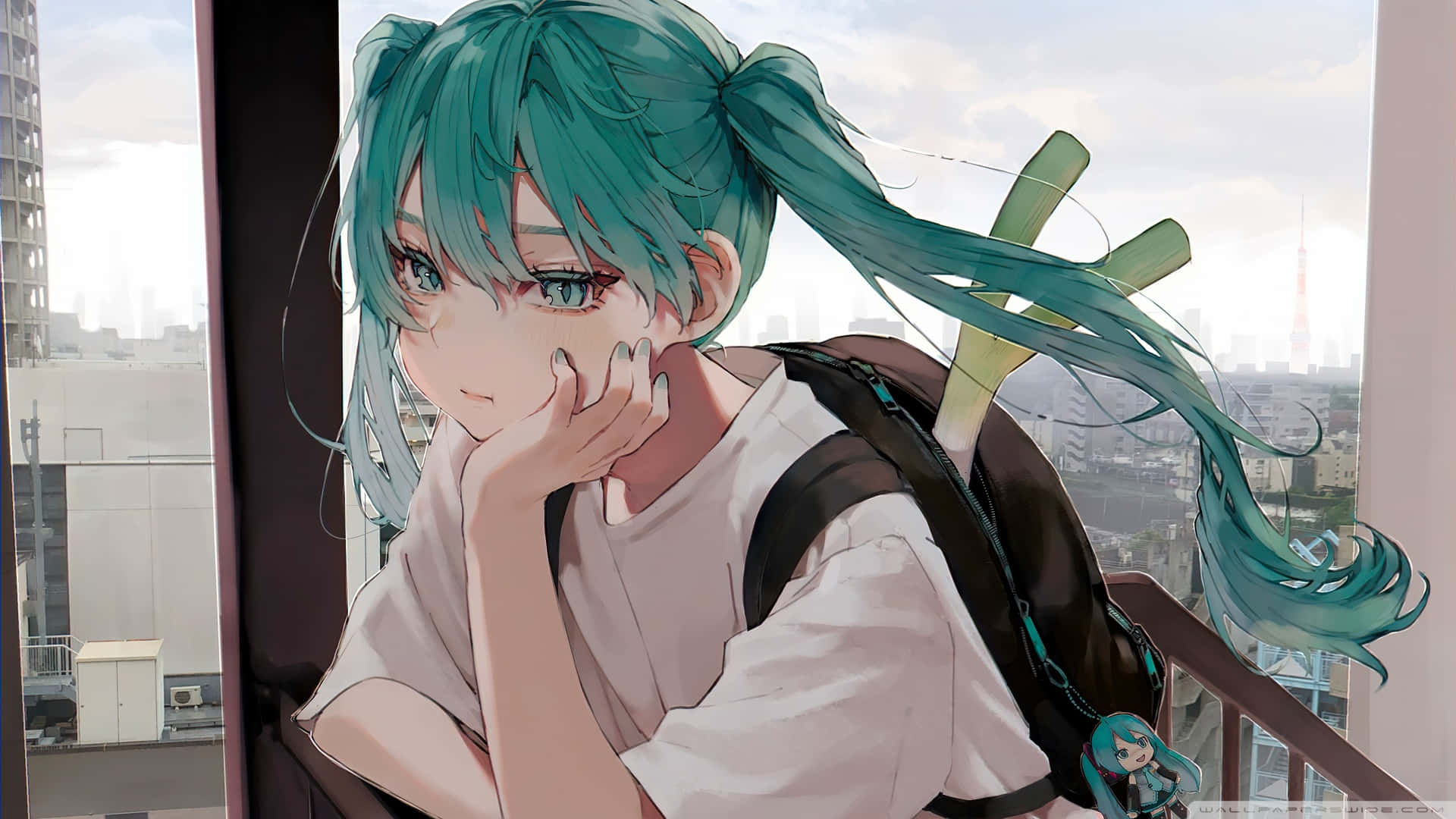 初音未來 桌布 壁紙 — 一位青綠色雙馬尾的動漫女孩，手托下巴，凝視著城市窗外。