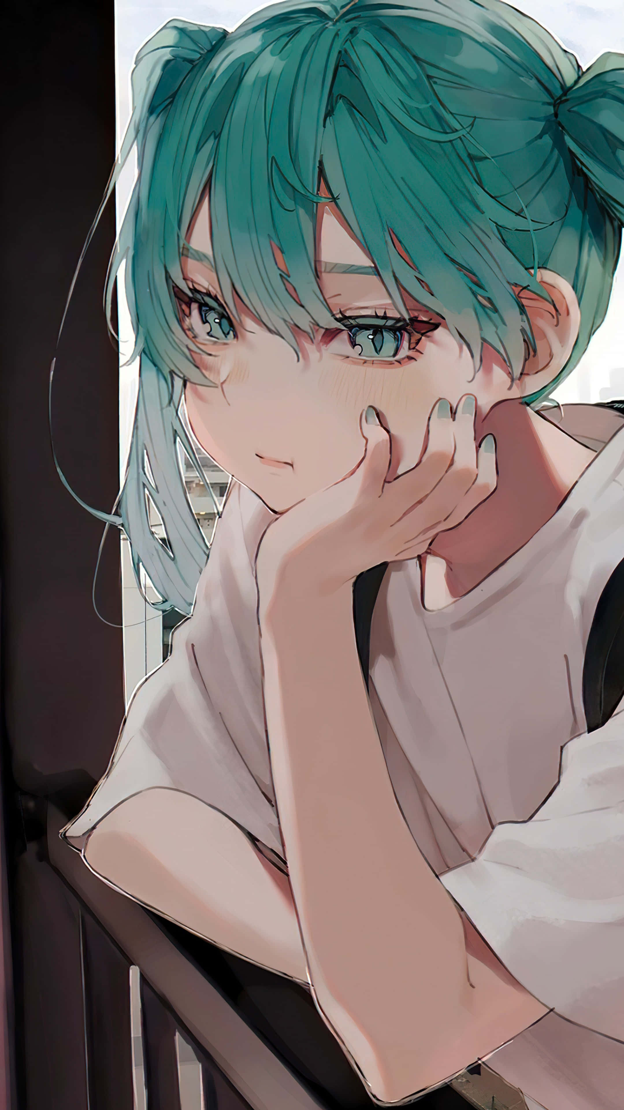 初音未來 桌布 壁紙 — 一位青綠色頭髮的動漫女孩，一手托腮，在柔和日光下從陽台若有所思地凝視。