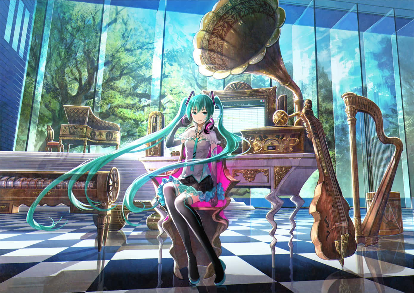 初音未來 桌布 壁紙 — 一位青綠色頭髮的動漫女孩優雅地坐在充滿陽光、擺滿復古樂器和華麗家具的房間裡。