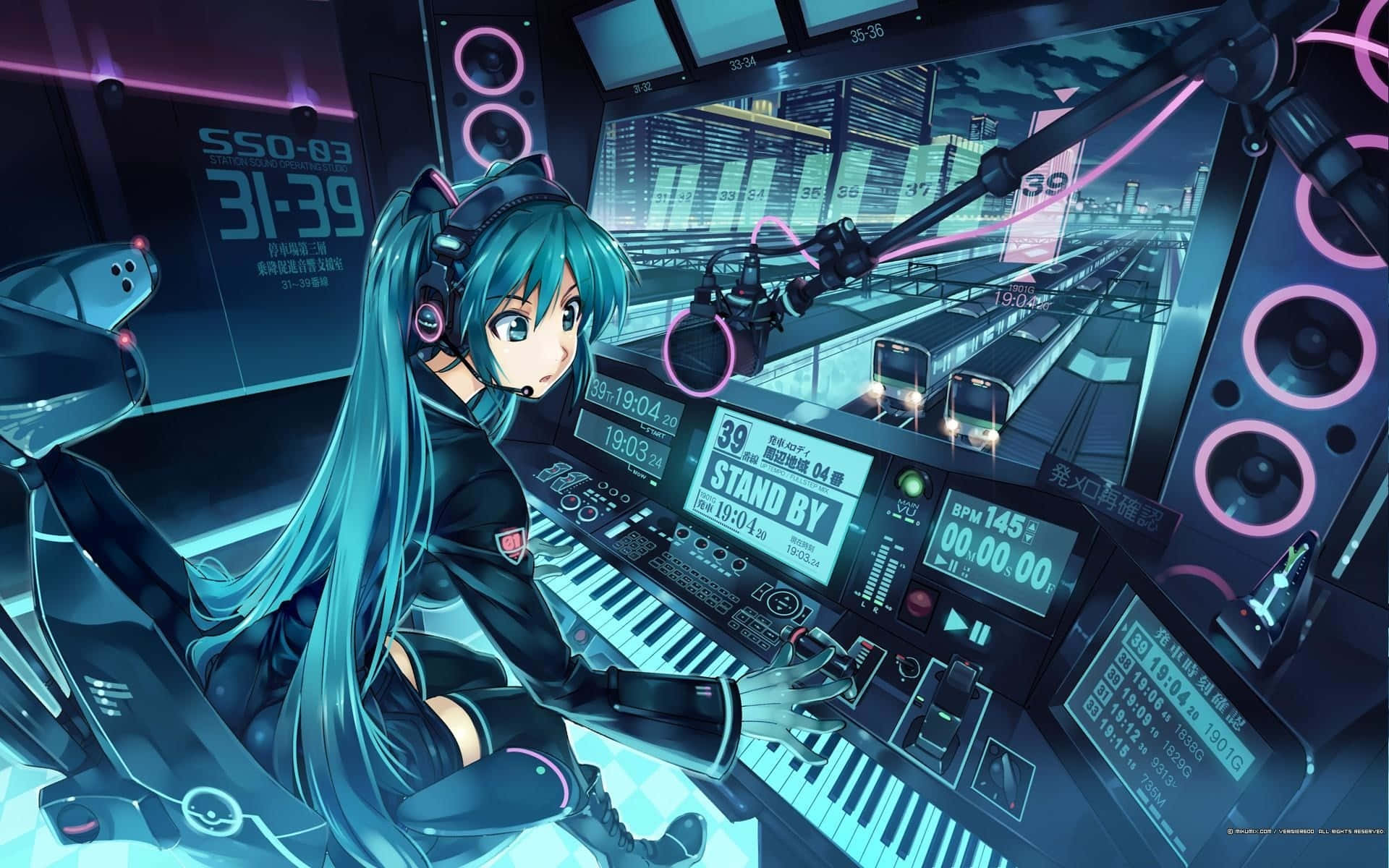 初音未來 桌布 壁紙 — 一位青綠色頭髮的動漫女孩在未來風格的DJ台前，周圍有發光的粉紅和藍色燈光及數位顯示螢幕。
