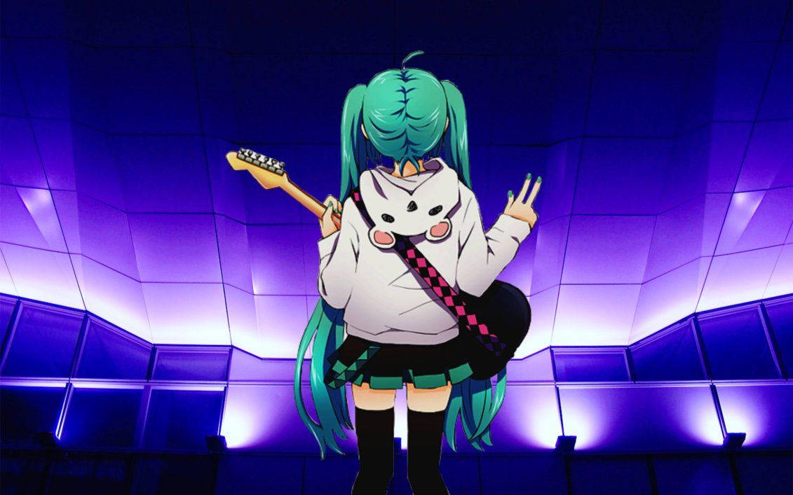 miku 桌布 壁紙 — 一位青綠色頭髮的動漫女孩穿著兔子連帽衫，在發光的紫色舞台燈光下拿著吉他和和平手勢。