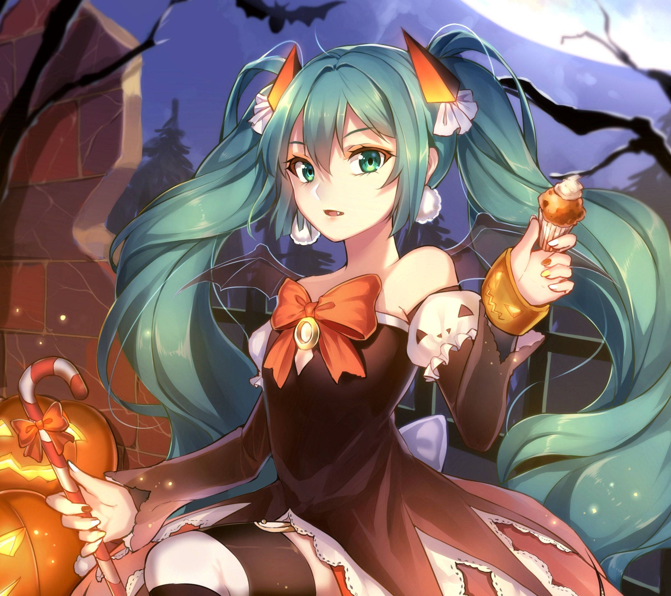 Anime Halloween 桌布 壁紙 — 一位青綠色頭髮的動漫女孩穿著萬聖節女巫裝，在詭異的夜晚場景中拿著糖果玉米和發光的南瓜。