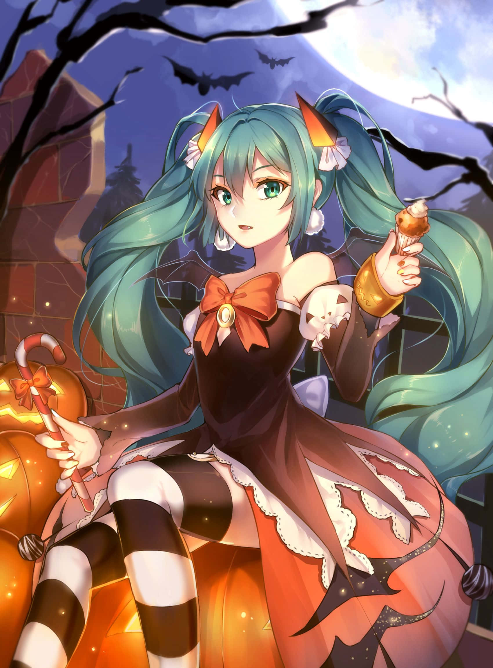 Vocaloid 桌布 壁紙 — 一位青綠色頭髮的動漫女孩穿著萬聖節女巫服裝，在滿月下有蝙蝠飛舞，手持糖果和南瓜。