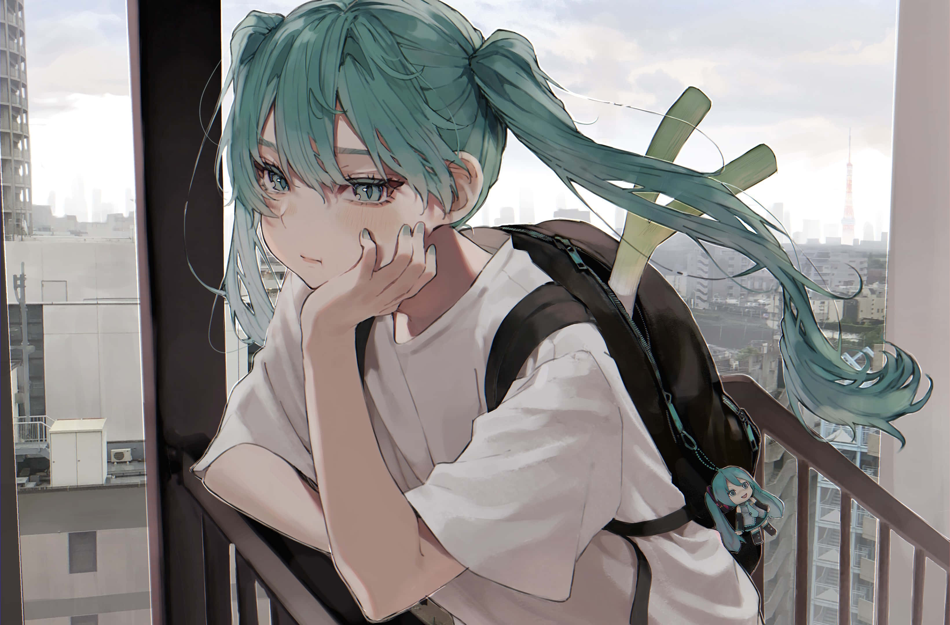 初音未來 桌布 壁紙 — 一位青綠色頭髮的動漫女孩紮著雙馬尾，靠在陽台欄杆上，若有所思地凝視著遠方有東京鐵塔的城市景觀。