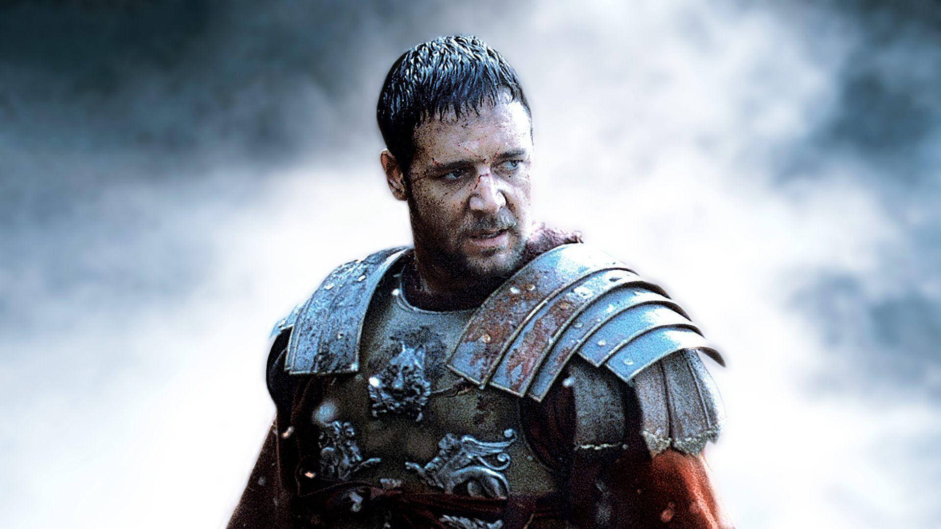 Gladiator 桌布 壁紙 — 一位面容嚴峻的羅馬士兵，身穿戰損盔甲，在暴風雨天空下，立於旋轉煙霧之中。