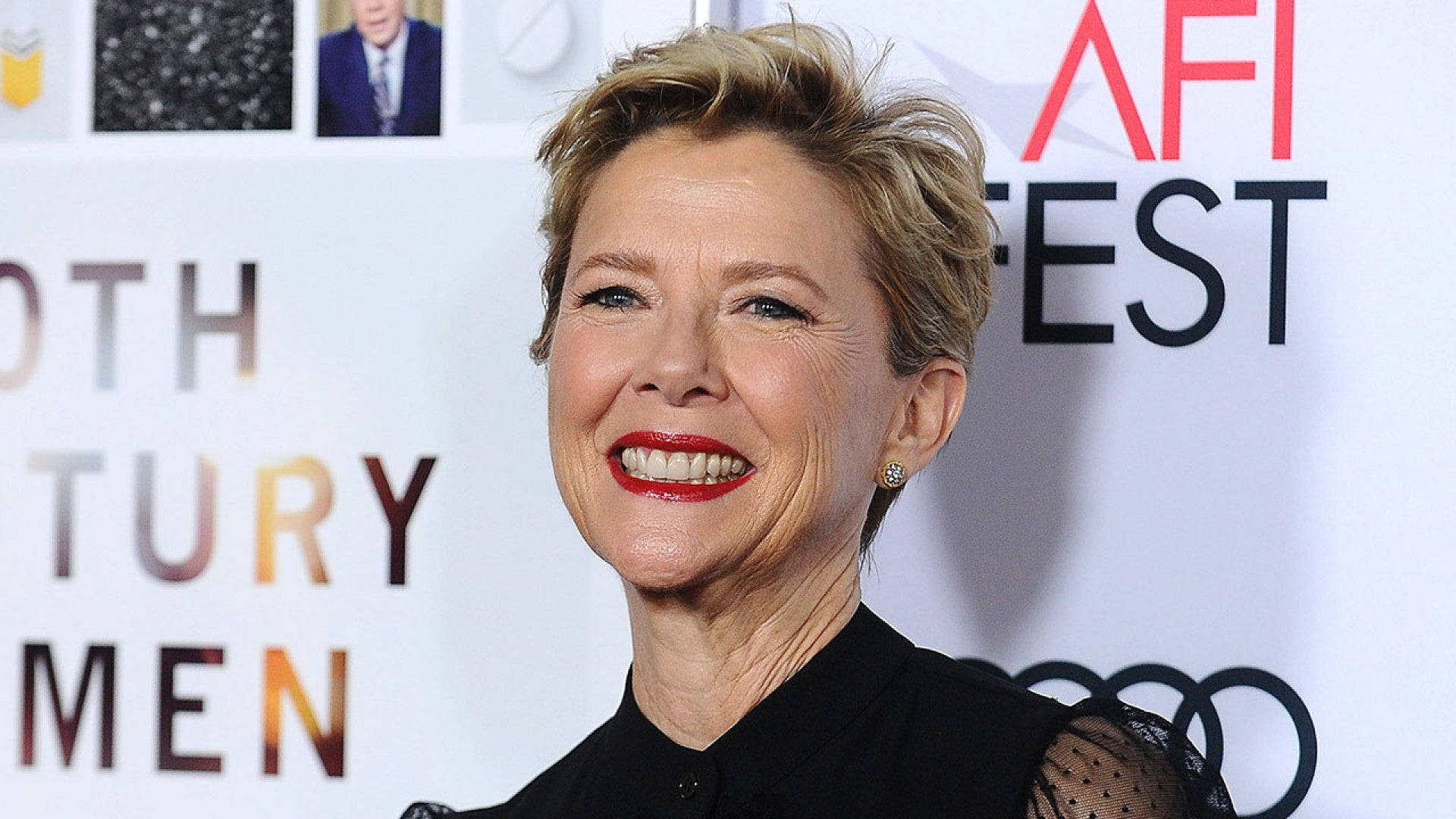 Celebrity 桌布 壁紙 — 一位面帶微笑、短金髮、塗紅色唇膏的女性，穿著黑色連衣裙在AFI FEST活動中擺姿勢。