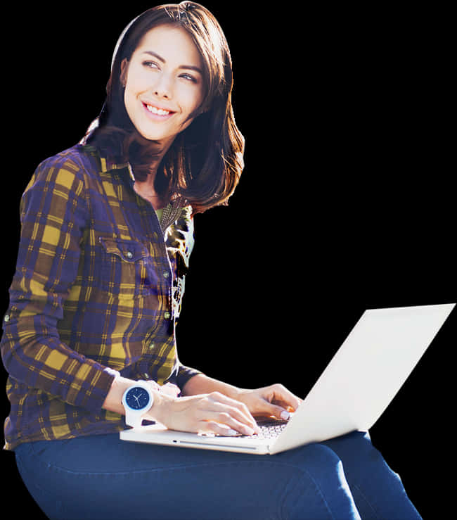 Laptops 桌布 壁紙 — 一位面帶微笑、身穿格紋襯衫的女性，在純黑背景前使用筆記型電腦，柔和光線突顯她的臉龐和雙手。