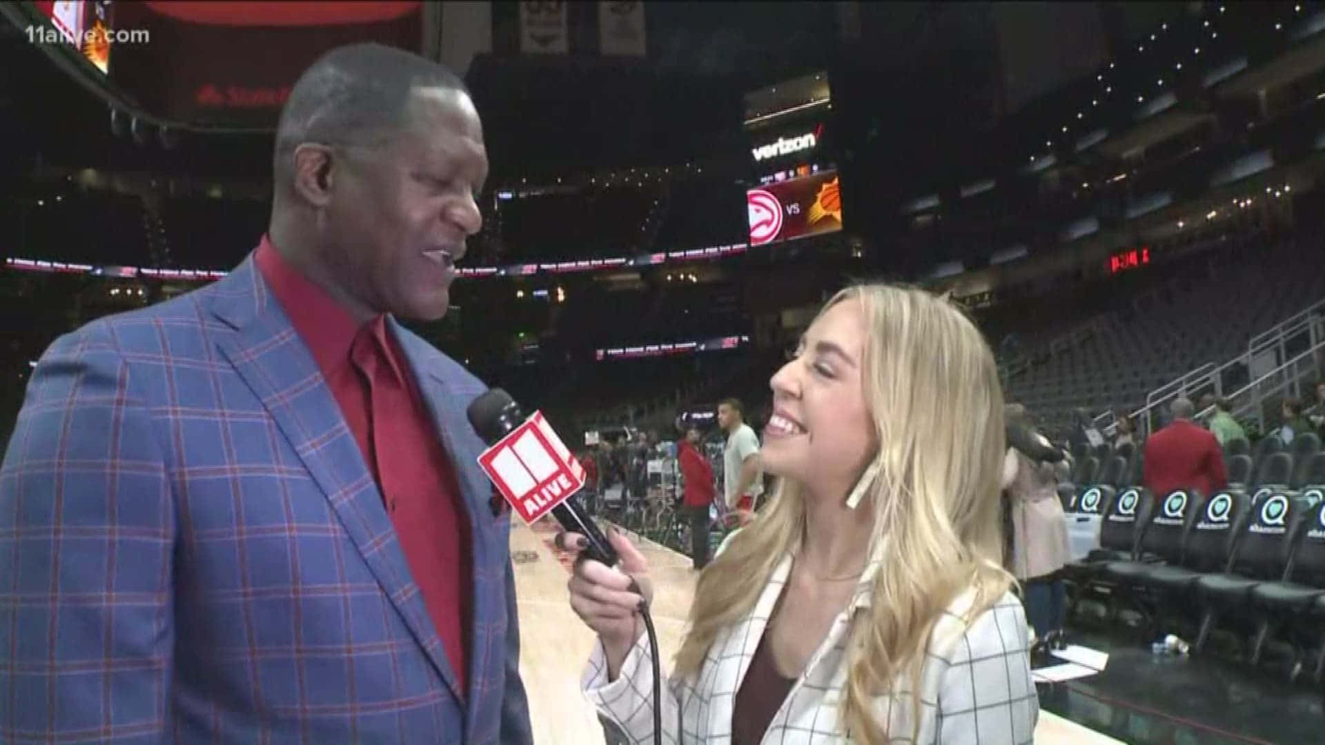 記者在夜間籃球場上採訪男子 — Jordan clarkson 壁紙