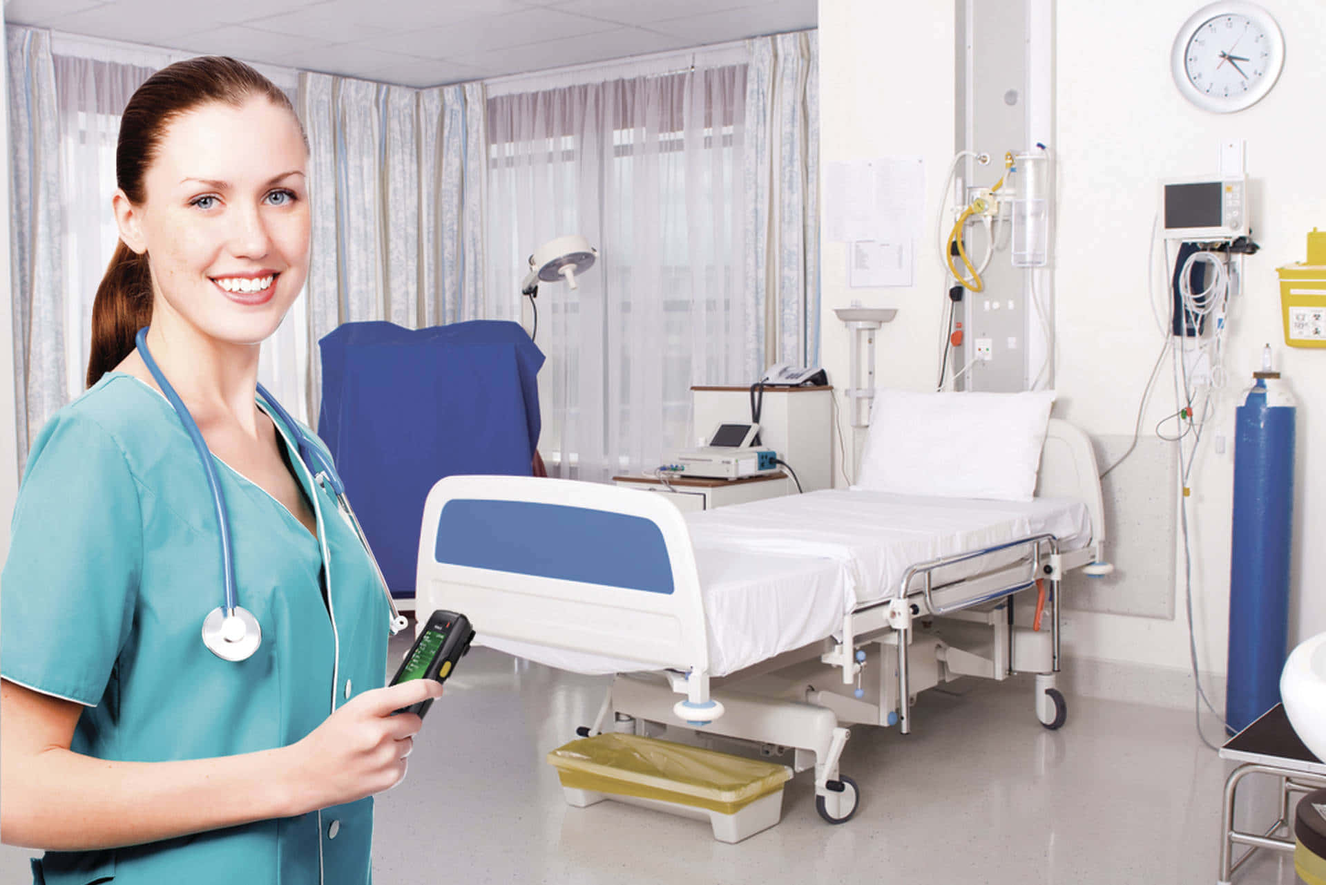 Stethoscope 桌布 壁紙 — 一位面帶微笑的女護士穿著青綠色制服，在光線充足的病房中手持設備，房間內有醫療床和設備。