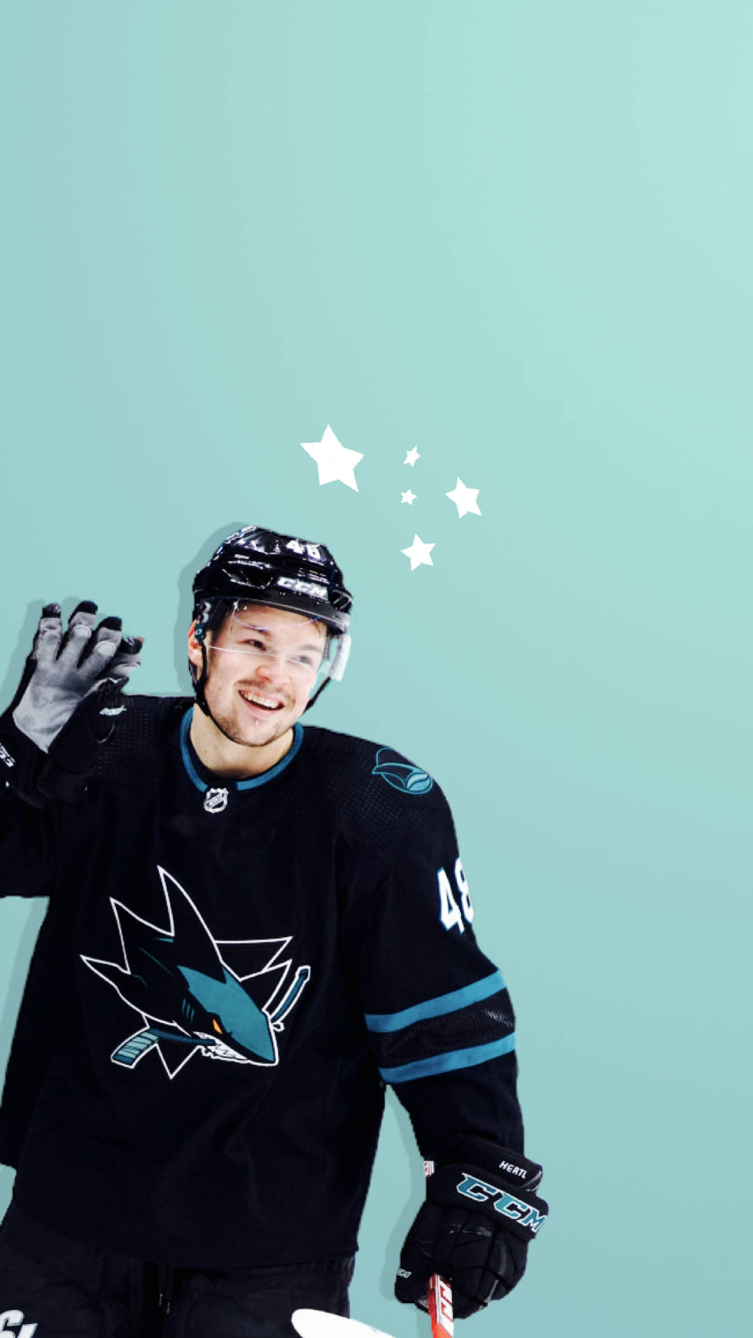 運動 桌布 壁紙 — 一位面帶微笑的曲棍球運動員身穿黑色鯊魚隊球衣，在純青色背景上揮舞著手，背景上有漂浮的白色星星。