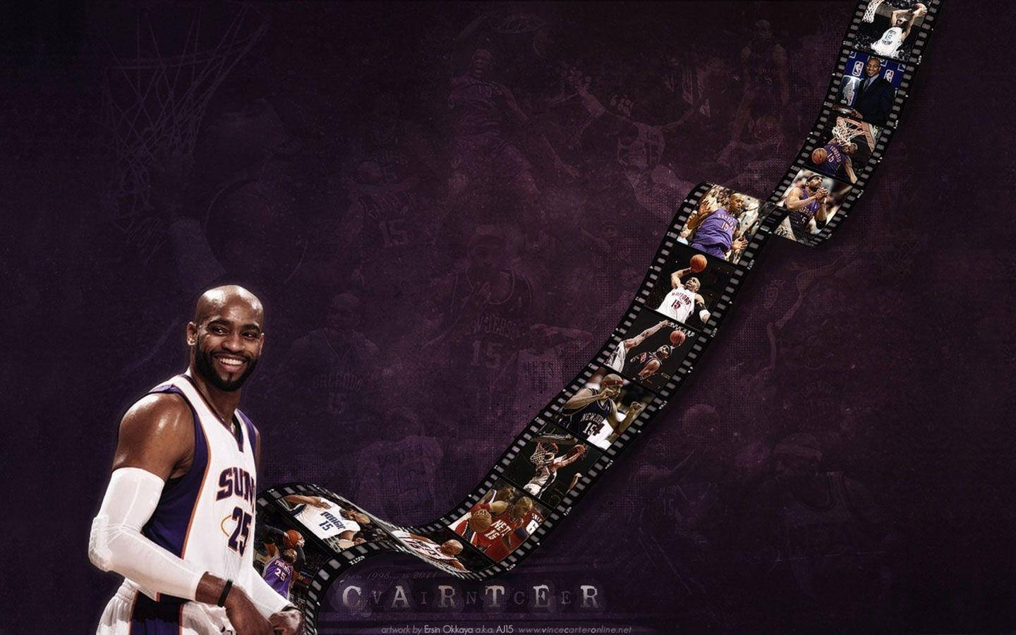 NBA 桌布 壁紙 — 一位面帶微笑的籃球運動員身穿太陽隊球衣，站在一條蜿蜒的膠卷旁邊，膠卷展示了他的比賽精彩片段，背景為深紫色。