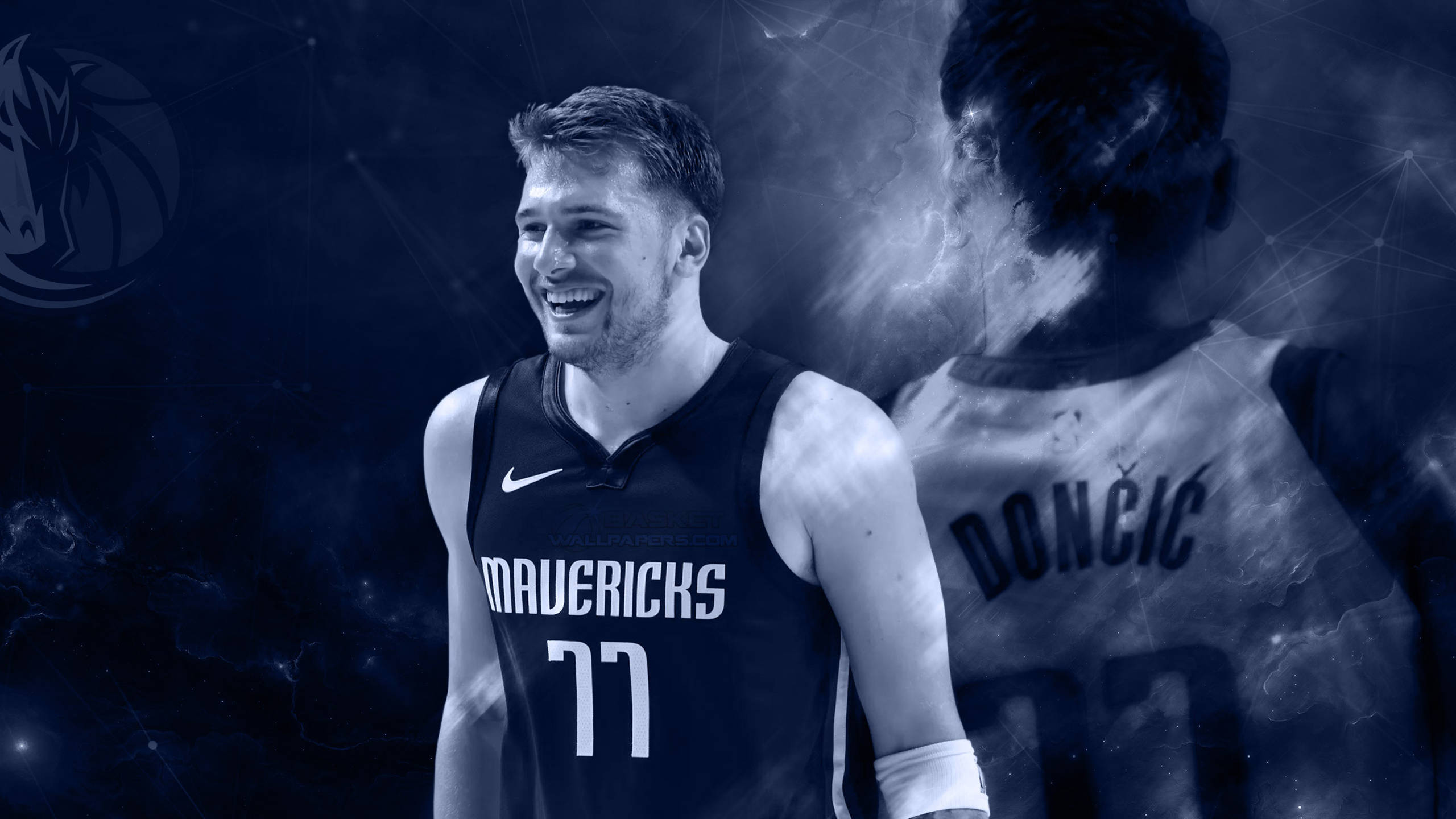 Luka 桌布 壁紙 — 一位面帶微笑的籃球運動員身穿獨行俠球衣，站在宇宙背景前，身後有他幽靈般的剪影。