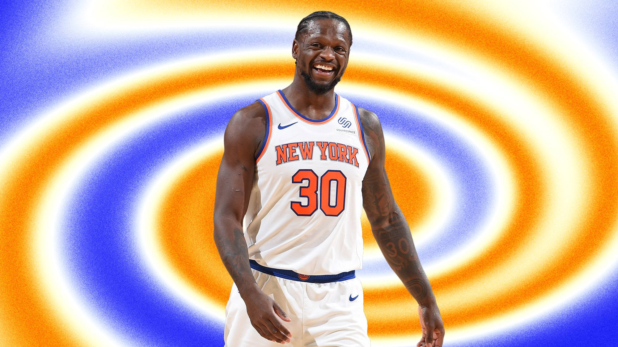 NBA 桌布 壁紙 — 一位面帶微笑的籃球運動員身穿紐約尼克隊球衣，站在充滿活力的橙色和藍色漩渦背景前。