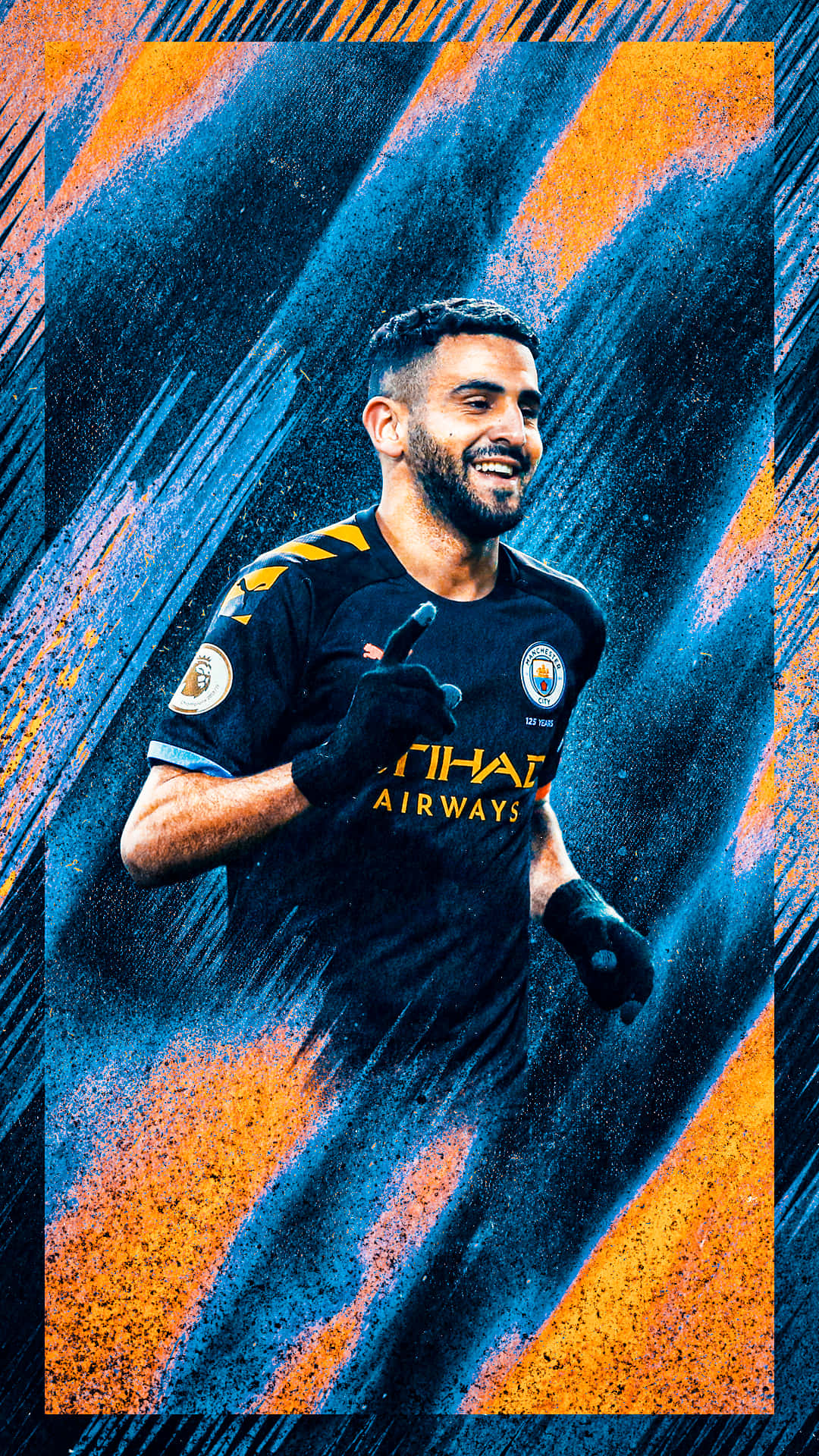 Manchester City iPhone 桌布 壁紙 — 一位面帶微笑的足球員身穿黑色曼城球衣，在充滿動感的藍色和橙色筆觸背景前慶祝。