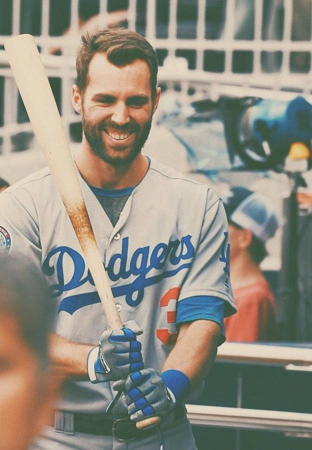 Chris Taylor 桌布 壁紙 — 一位面帶微笑的道奇隊棒球選手，在溫暖懷舊濾鏡下拿著球棒。