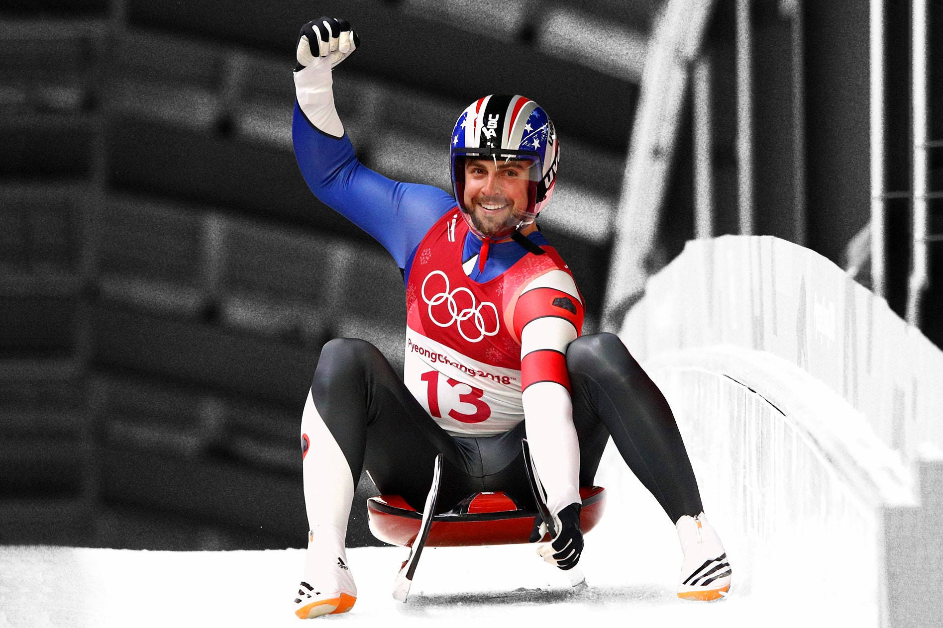 Olympics 桌布 壁紙 — 一位面帶微笑的雪橇運動員，身穿紅、白、藍色制服，在平昌2018奧運會上從雪橇上揮手。