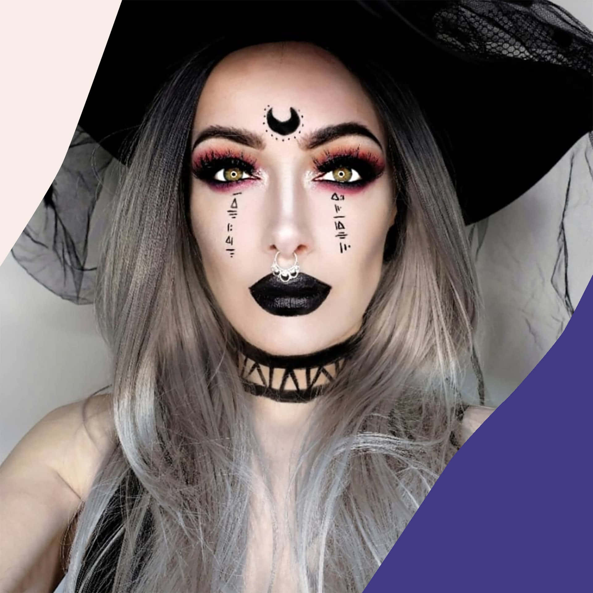 Halloween Makeup 桌布 壁紙 — 一位面色蒼白、戴著黑色女巫帽的女子，用紅色眼影和額頭上的月亮標誌凝視著。