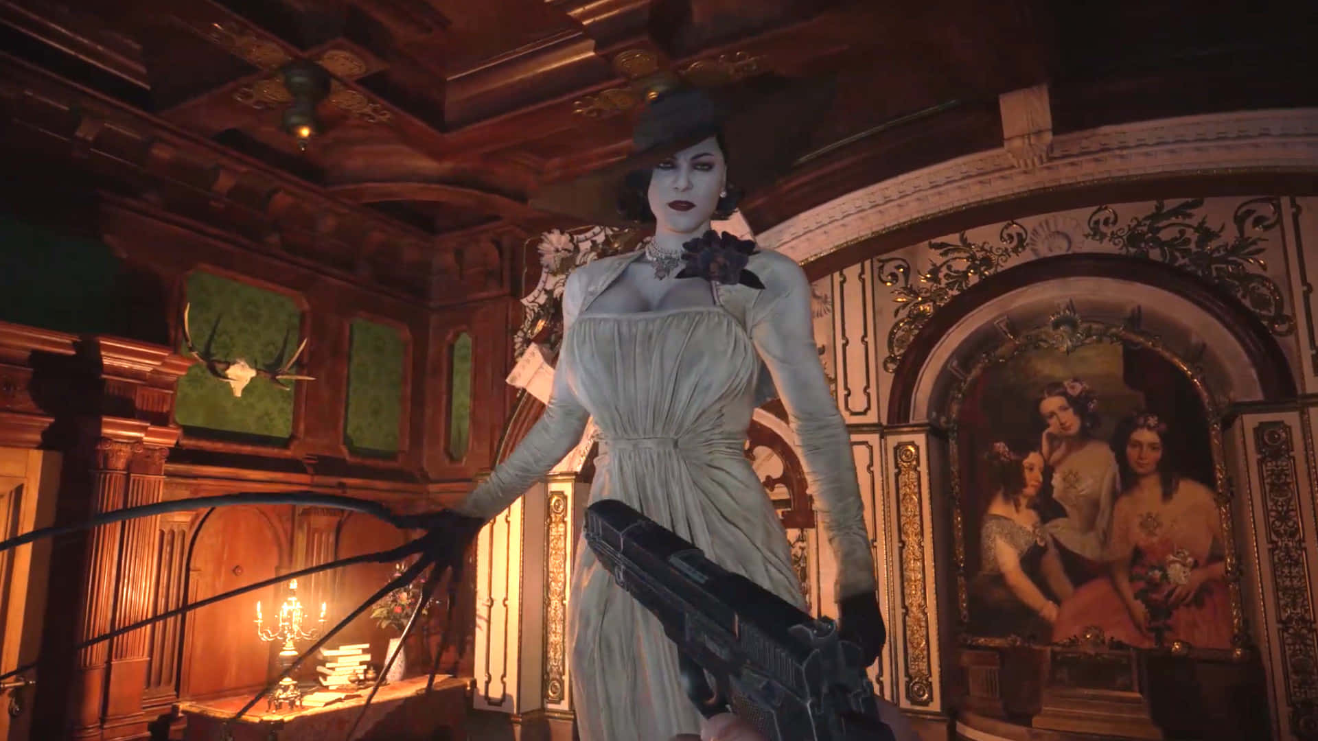 Resident Evil Village 桌布 壁紙 — 一位面色蒼白的女人穿著白色連衣裙和帽子，在一個裝飾華麗、燈光昏暗的維多利亞式大宅房間裡拿著槍。