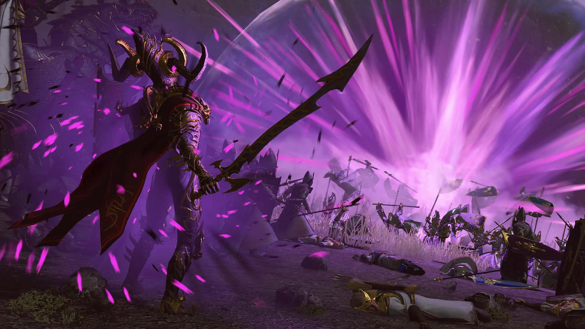 HD Total War Warhammer Ii 桌布 壁紙 — 一位頭上有角、披著紅色斗篷的黑暗奇幻戰士，在充滿倒下的敵人的戰場上，於耀眼的紫色爆炸下揮舞著一把巨劍。