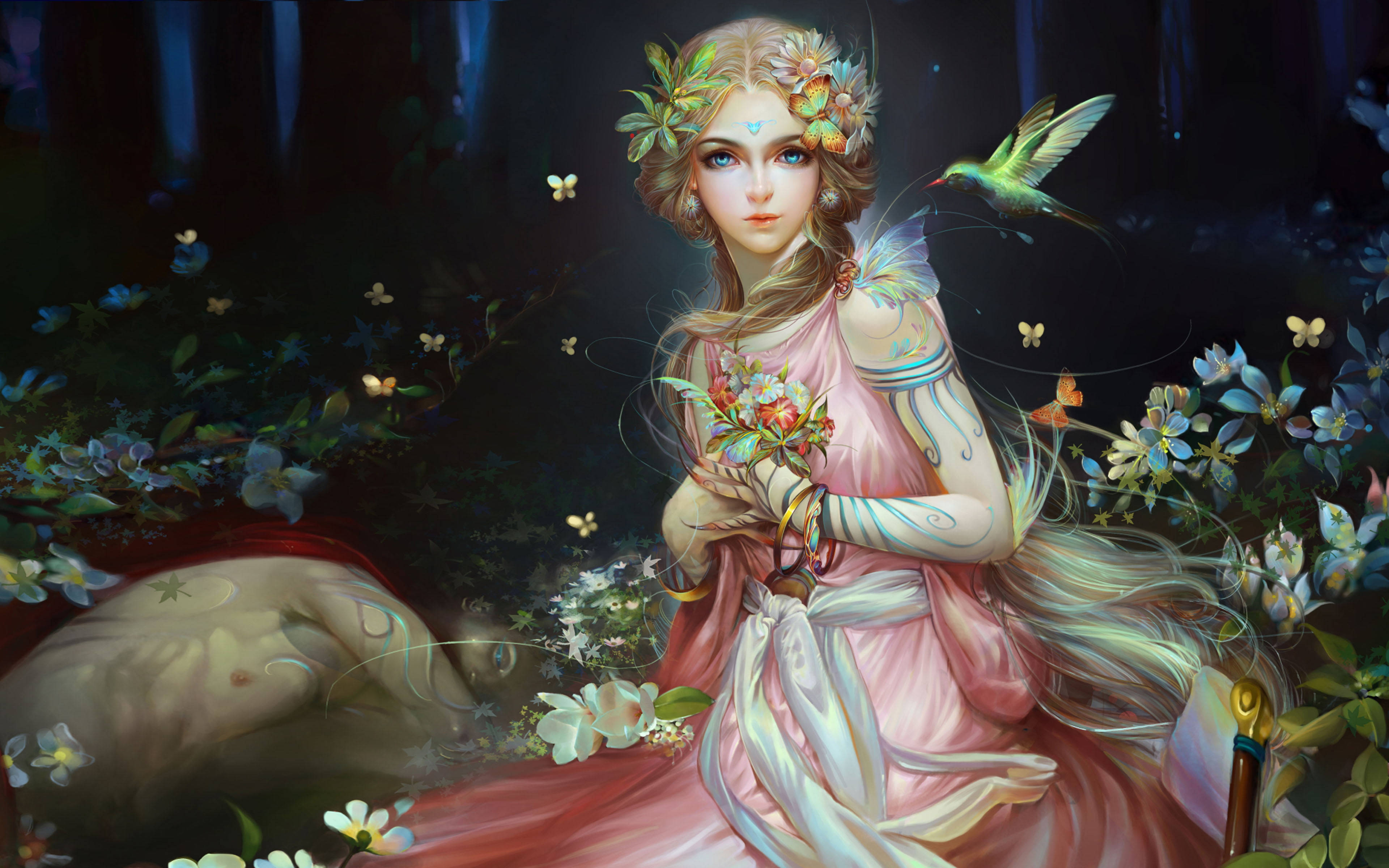 Mythical 桌布 壁紙 — 一位頭戴花冠、身穿飄逸長袍的寧靜仙子，坐在神秘森林中閃爍的花朵和翩翩起舞的蝴蝶之間。