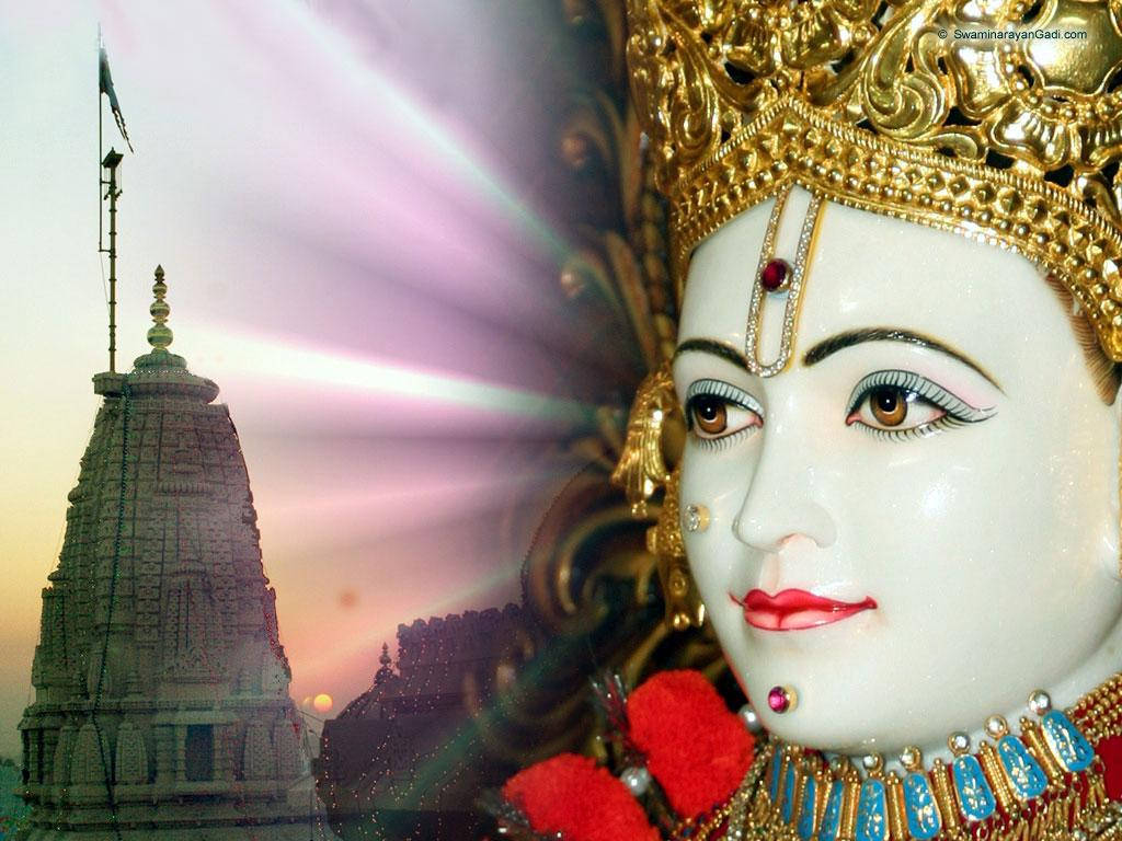 Swaminarayan 桌布 壁紙 — 一位頭戴金冠、佩戴紅色珠寶的光輝神祇，在日落時分於寺廟塔旁閃耀。