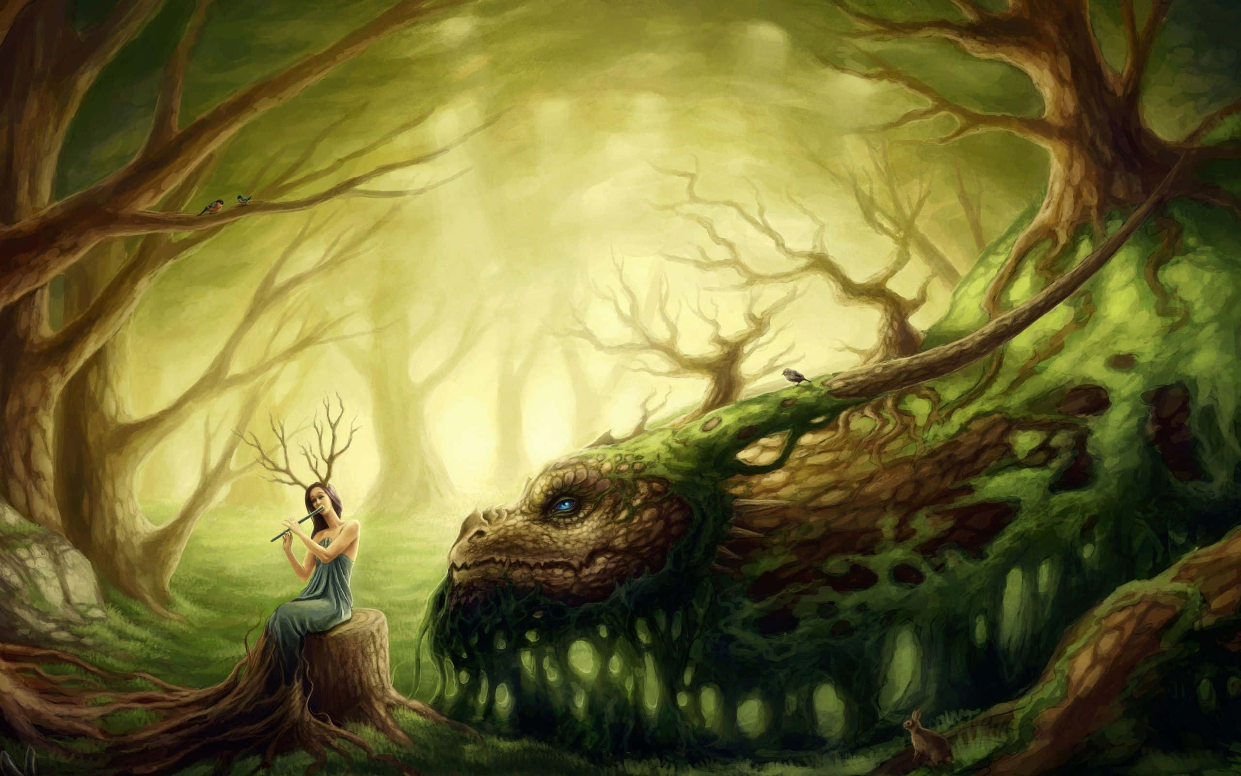 奇幻藝術 桌布 壁紙 — 一位頭戴鹿角的寧靜女子坐在長滿苔蘚的樹龍旁邊的樹樁上，身處發光的魔法森林中。
