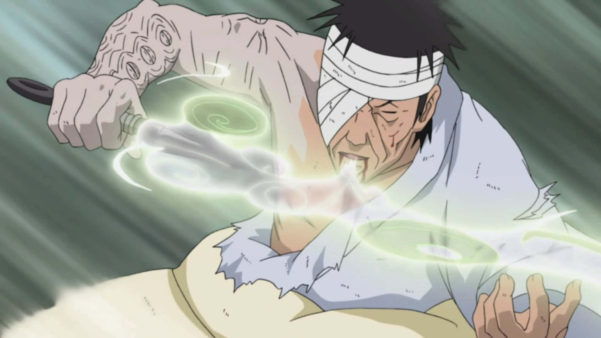 Danzo Shimura 桌布 壁紙 — 一位頭部纏繃帶的動漫戰士，以發光的綠色查克拉刀向前猛砍，呈現動態動作姿勢。