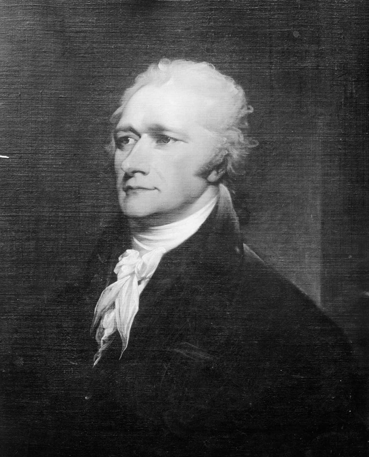 Alexander Hamilton 桌布 壁紙 — 一位頭髮撲粉、穿著正式外套和領巾的男士的經典黑白肖像。