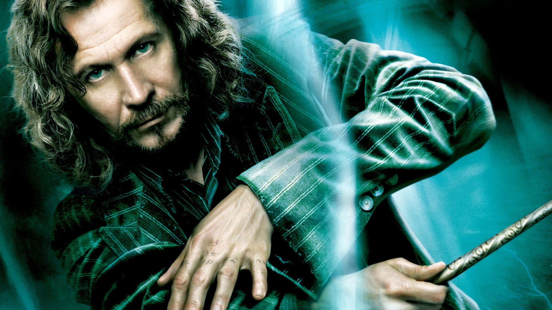 The Order Of Phoenix 桌布 壁紙 — 一位頭髮狂野、眼神銳利的巫師，在深藍綠色背景前用發光的魔杖施法。