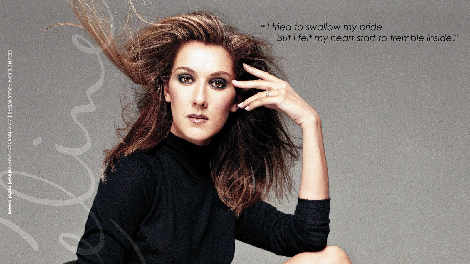 Celine 桌布 壁紙 — 一位頭髮被風吹亂、眼神銳利的女性，穿著黑色高領毛衣，背景為灰色並帶有模糊的手寫文字。