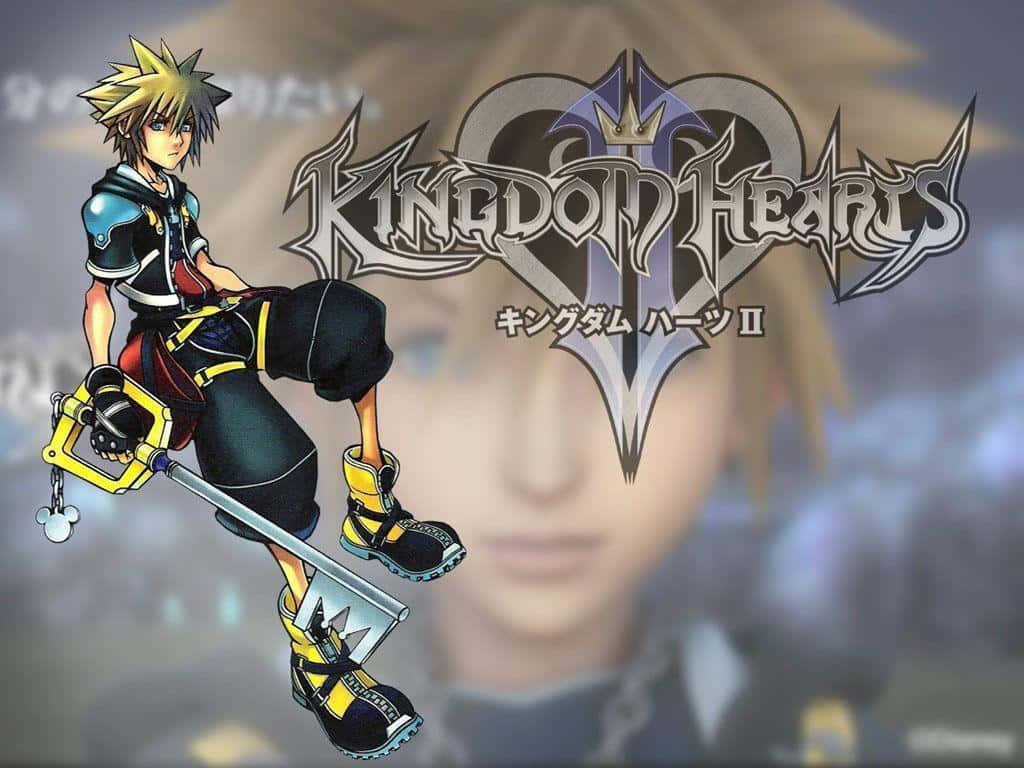 Kingdom Hearts Sora 桌布 壁紙 — 一位頭髮豎起的動漫英雄，身穿黑黃裝備，在模糊背景中手持鑰刃，背景上有王國之心 II 標誌。