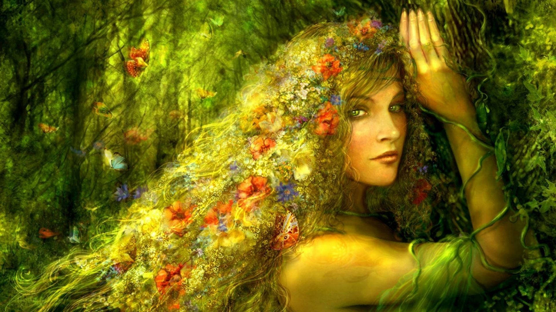仙女美學 桌布 壁紙 — 一位頭髮飾有花朵和蝴蝶的女性，在陽光明媚的綠色森林中休息，散發著空靈的美麗。