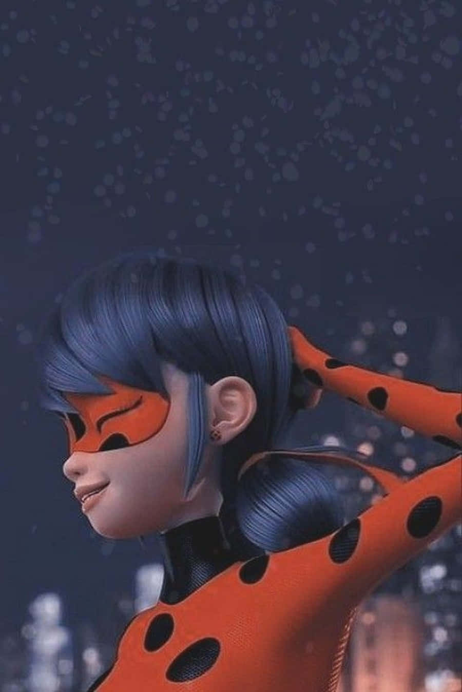 動畫女超級英雄穿著橙色圓點套裝，在雨夜城市中微笑。 — 瓢蟲少女 GIF 壁紙