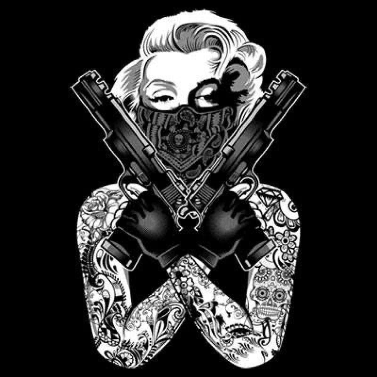 Dope Gangster 桌布 壁紙 — 一位風格化的女性，手臂上有刺青，手持兩把交叉的手槍，臉上覆蓋著圖案頭巾，背景是純黑色。