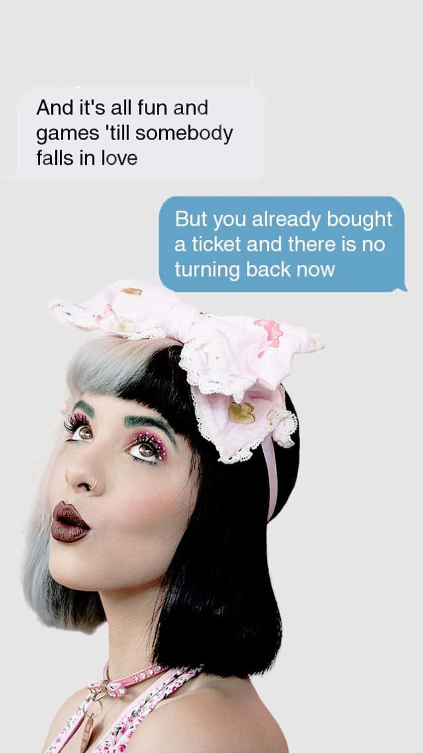 Melanie Martinez Aesthetic 桌布 壁紙 — 一位風格化的女性，銀黑髮色，戴著粉紅色花卉頭飾，頭上有文字氣泡漂浮。