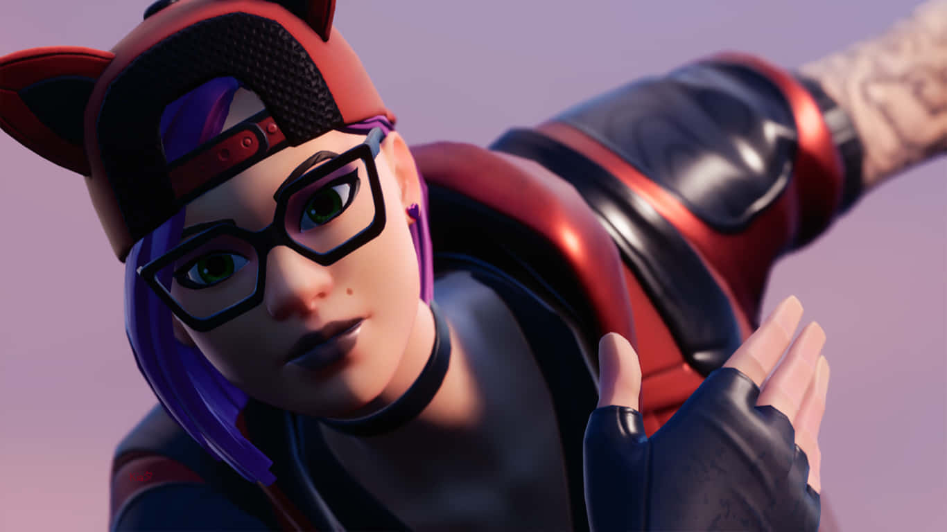 Fortnite 桌布 壁紙 — 一位風格化的女性遊戲玩家，身穿紅黑裝備，紫色頭髮和眼鏡，在柔和的紫色背景前動態擺姿勢。