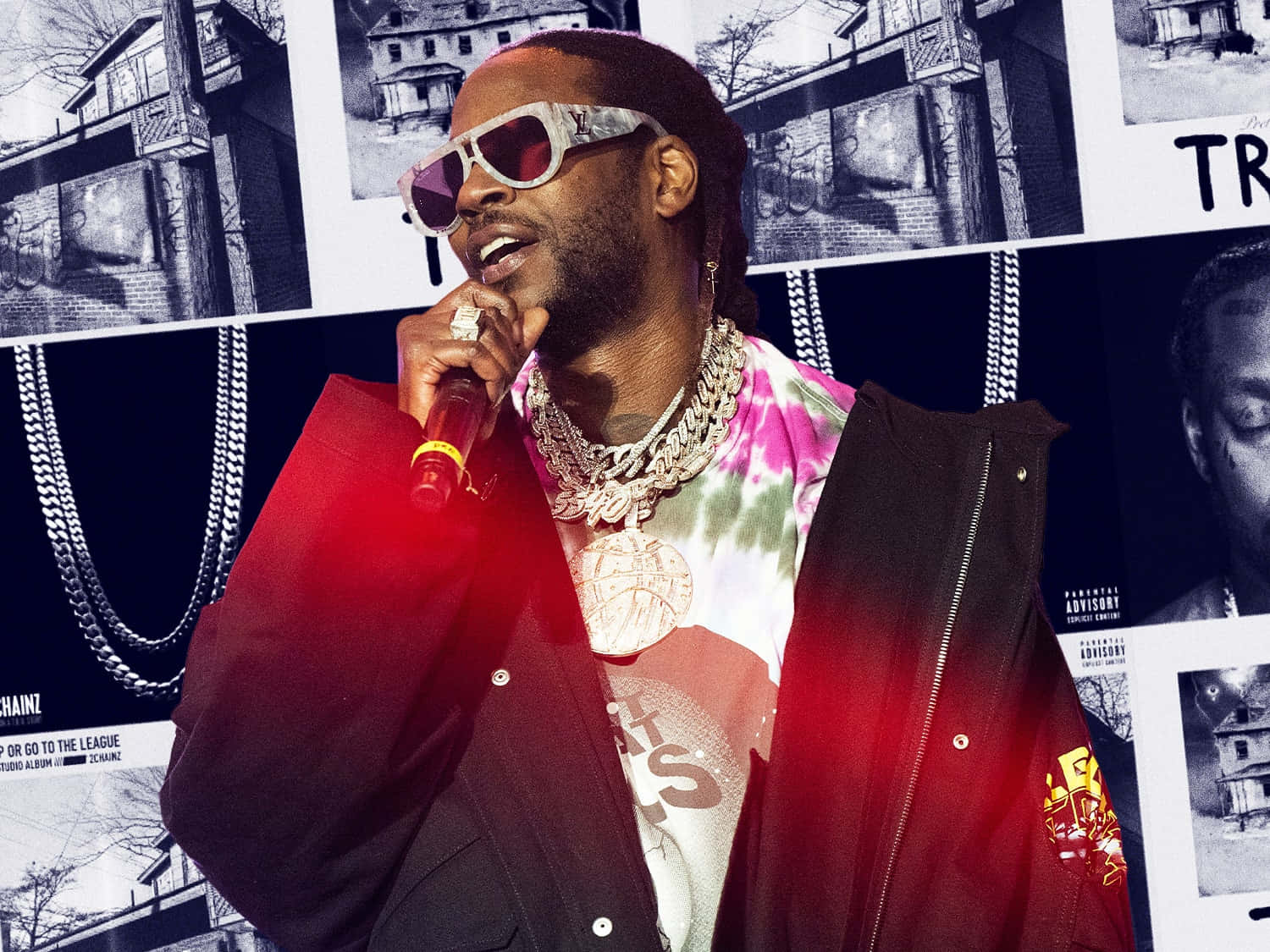 2 Chainz 桌布 壁紙 — 一位饒舌歌手在強烈的紅光下戴著太陽眼鏡和鏈條，手持麥克風，背景是黑白照片。