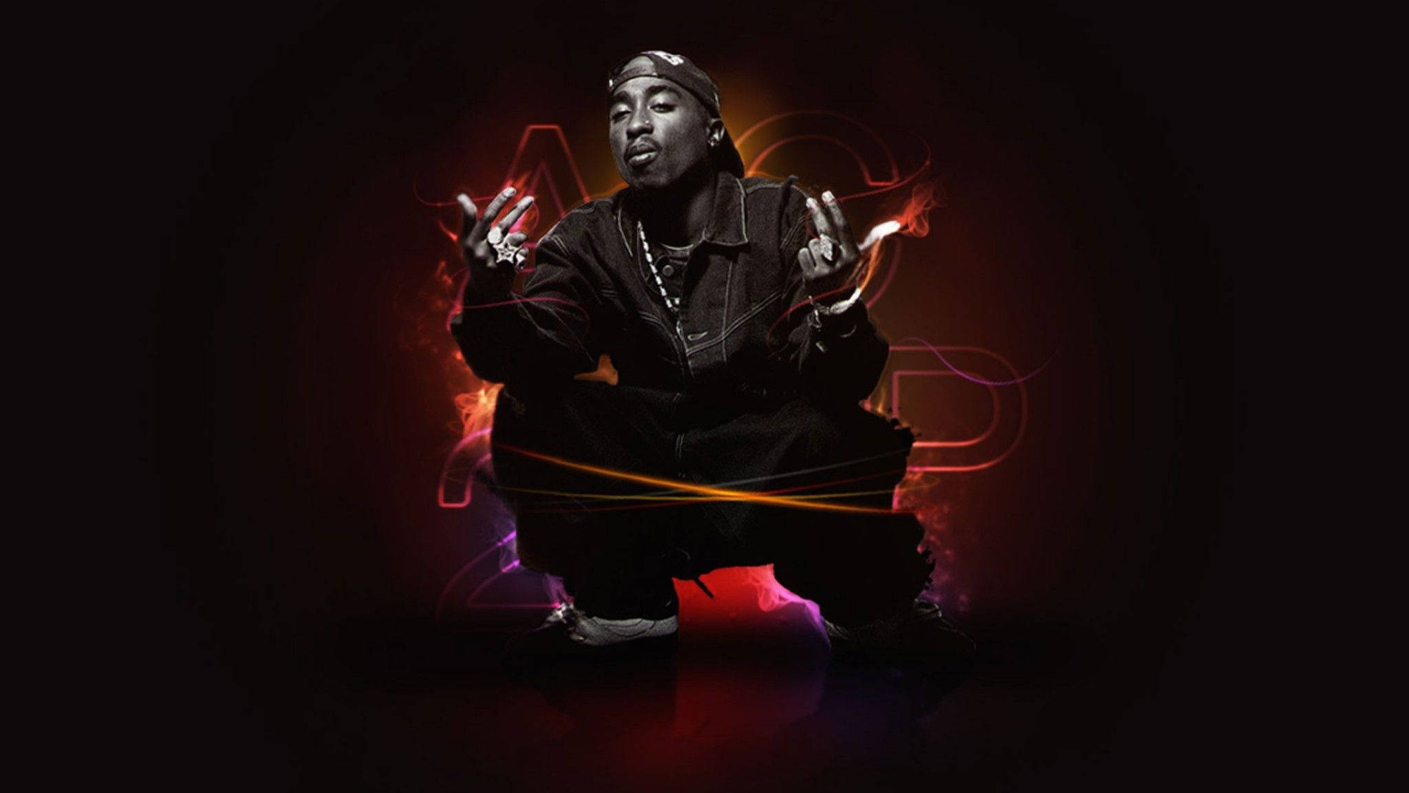 tupac 桌布 壁紙 — 一位饒舌歌手蹲在黑暗背景前，周圍有發光的紅色和橙色能量漩渦。