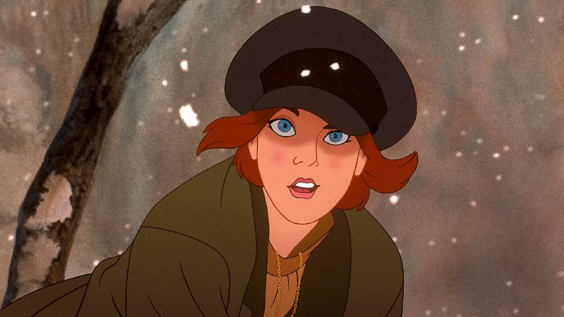 Anastasia 桌布 壁紙 — 一位驚訝的動畫女性，紅髮藍眼，戴著黑色帽子，穿著綠色外套，在冬季森林中雪花飄落。