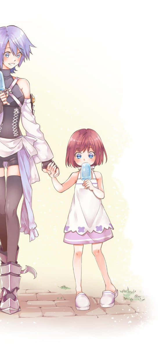 Kingdom Hearts Kairi 桌布 壁紙 — 一位高大的紫髮動漫戰士與一個穿著白色連衣裙的小女孩手牽手，在石徑上吃冰棒。