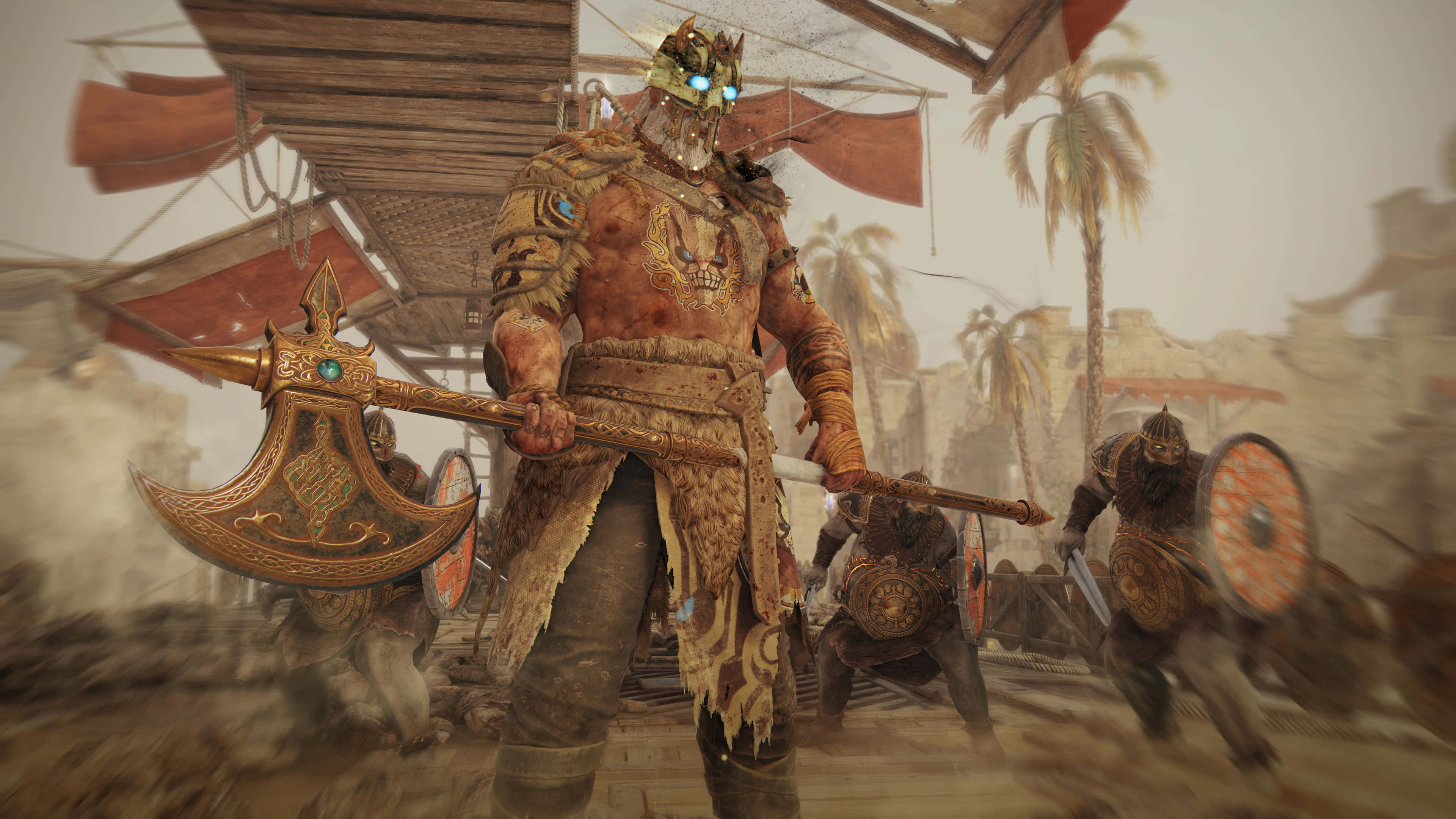 For Honor 桌布 壁紙 — 一位高大的裝甲戰士，雙眼發光，在塵土飛揚的戰場上揮舞著巨大的華麗斧頭，周圍有棕櫚樹和移動中的士兵。