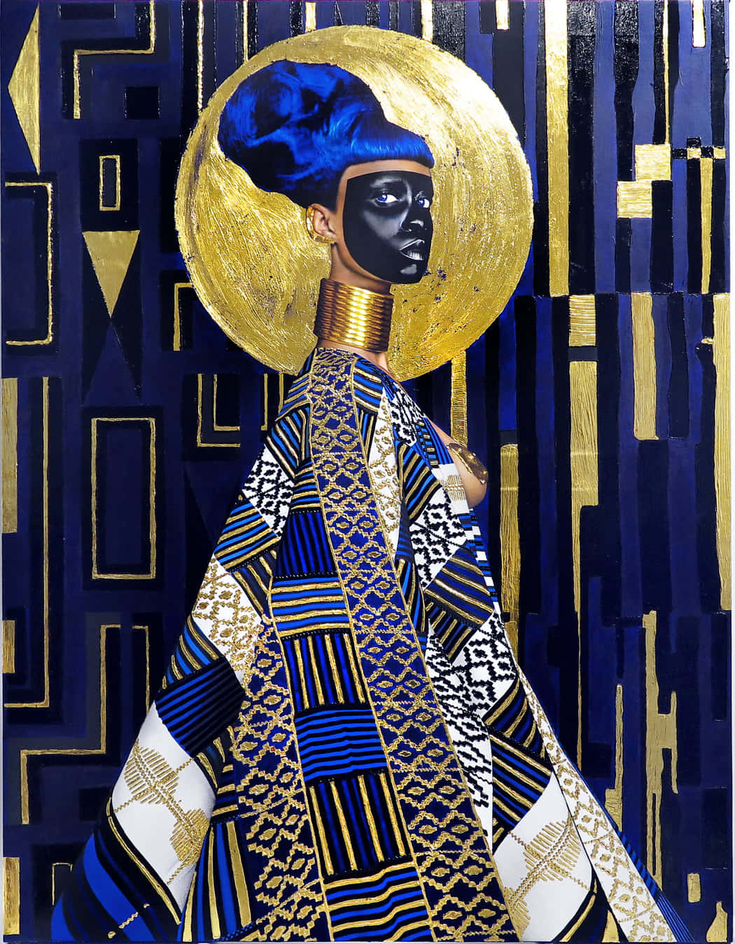 Afrofuturism 桌布 壁紙 — 一位高貴的人物，藍色頭髮，黑色臉龐，身穿華麗的藍、金、白圖案長袍，背景是幾何深藍色和金色。