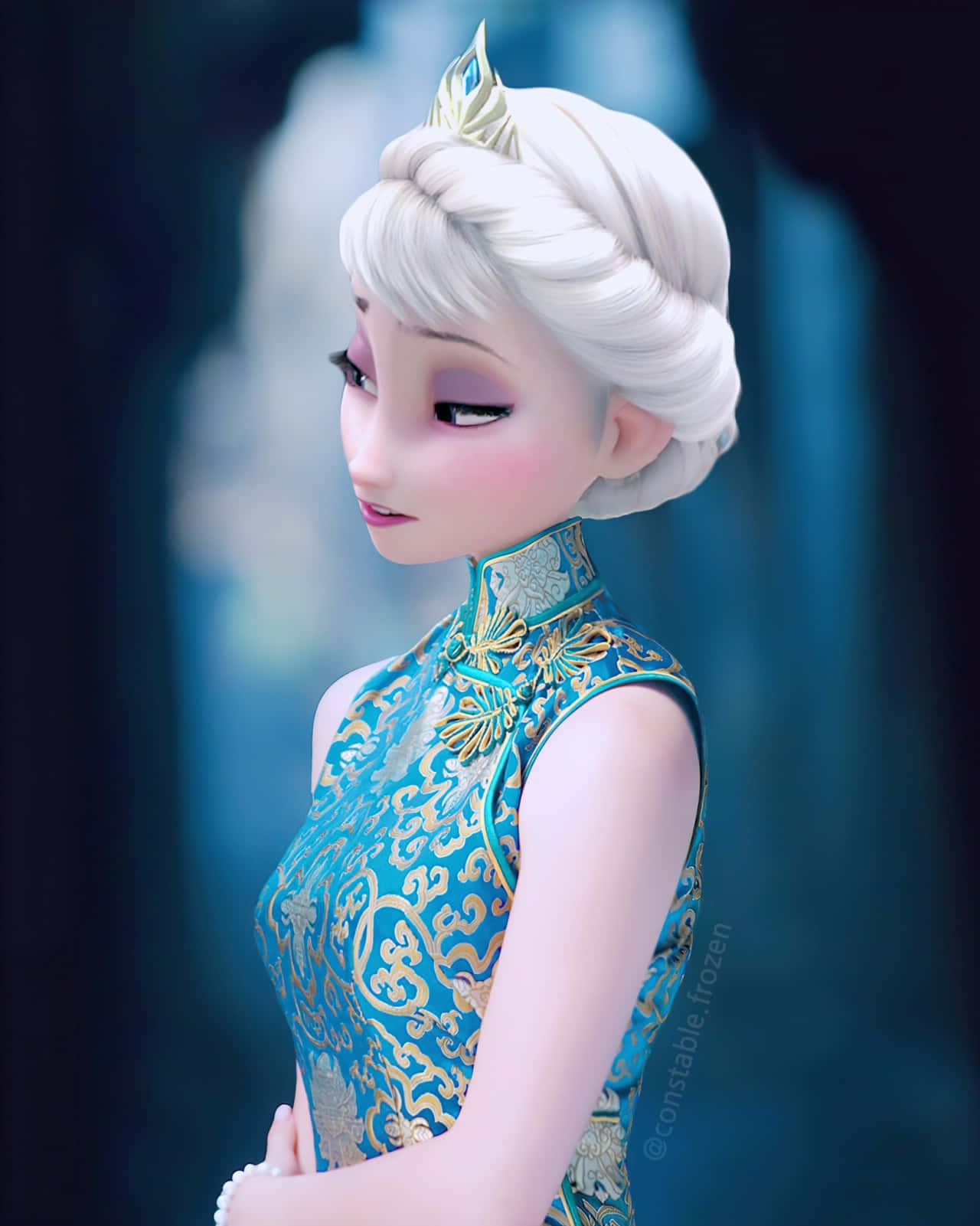 艾莎 桌布 壁紙 — 一位高貴的動畫女王，白髮，身穿藍金色旗袍，站在色調冰冷、模糊的冰森林中。