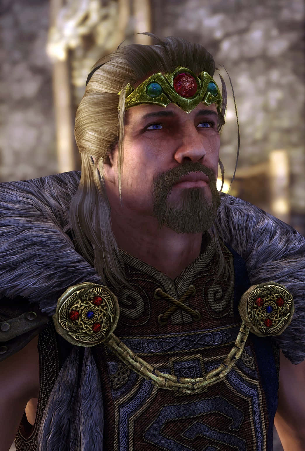 Jarl Balgruuf 桌布 壁紙 — 一位高貴的奇幻戰士，擁有金色長髮和華麗的寶石皇冠，在石牆大廳中向上凝視。