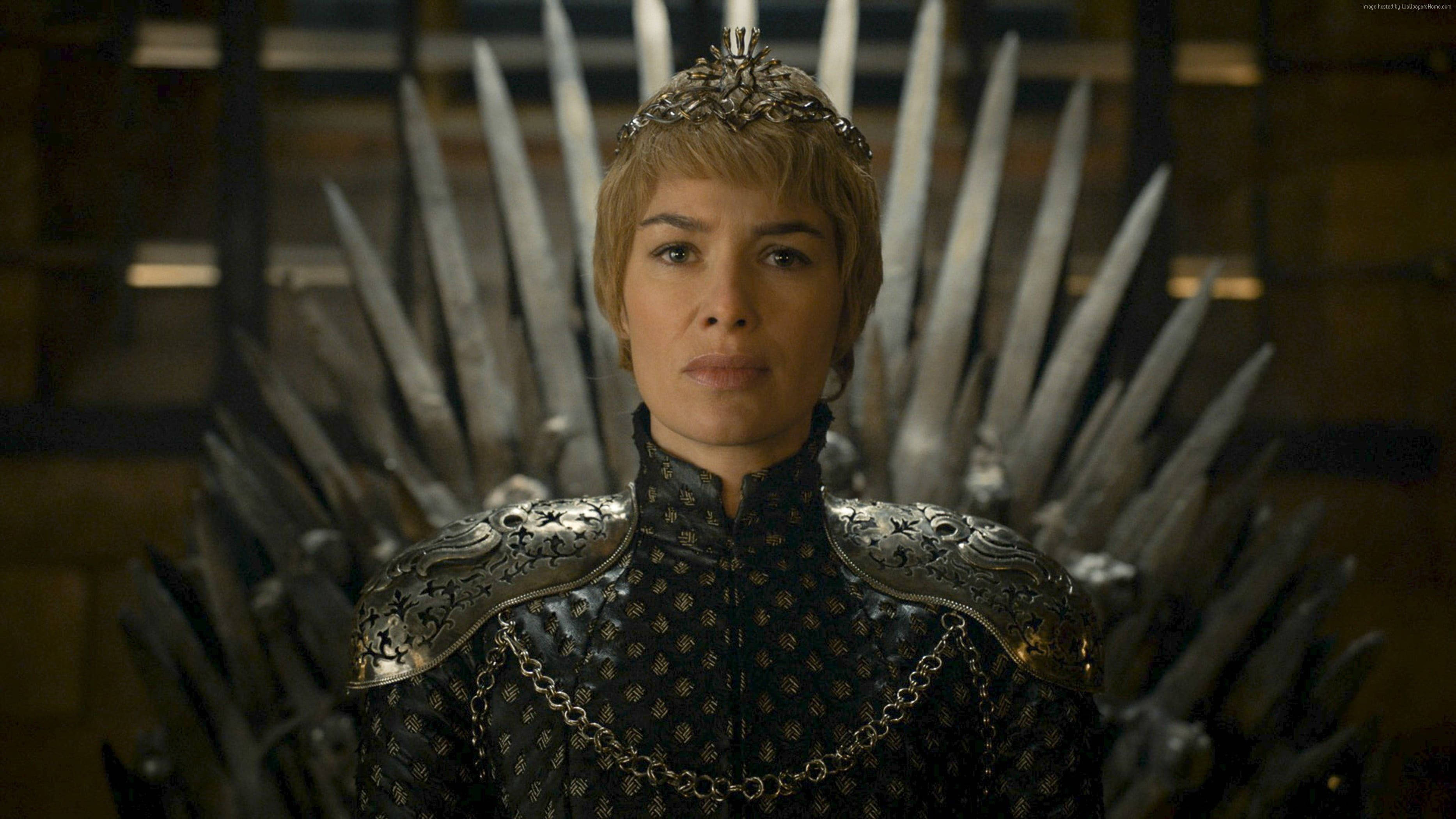 cersei lannister 桌布 壁紙 — 一位高貴的女性，短金髮，戴著鑲有寶石的王冠，莊嚴地坐在被劍包圍的鐵王座上。