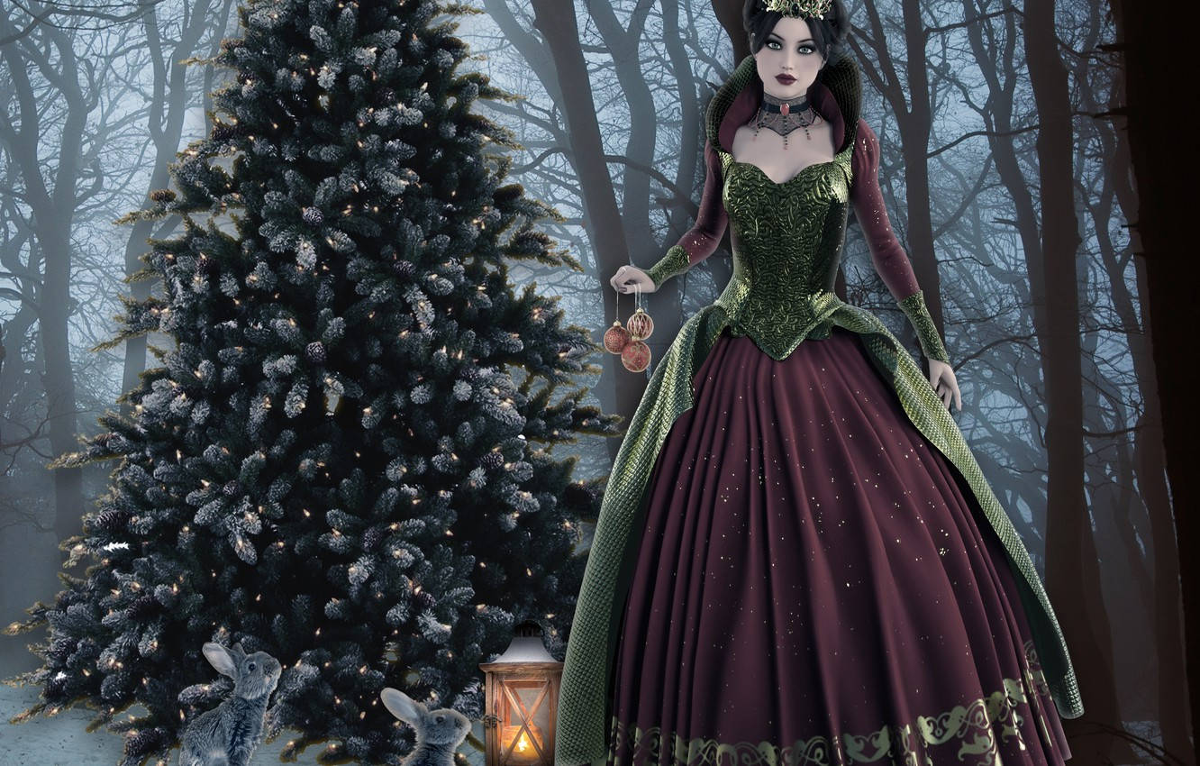 Gothic Christmas 桌布 壁紙 — 一位高貴的女性穿著綠色和栗色長袍，站在霧濛濛的冬季森林中，旁邊是一棵覆蓋著雪的聖誕樹，手持裝飾品。
