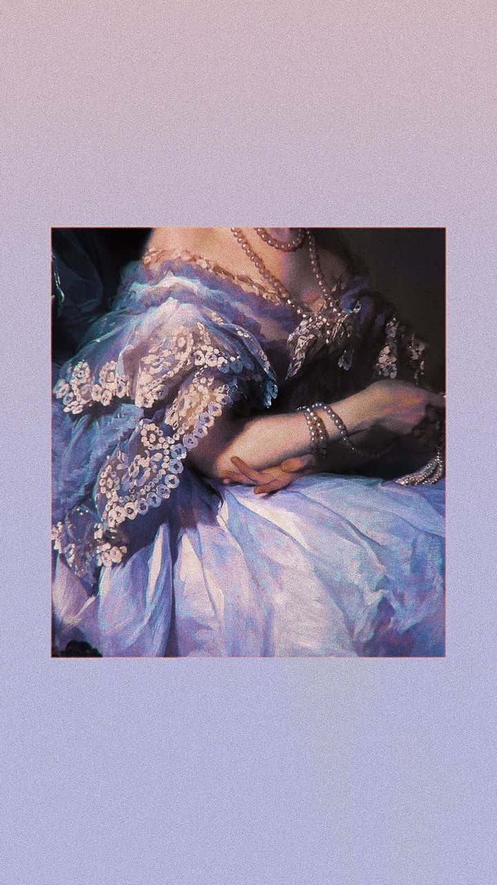 Renaissance 桌布 壁紙 — 一位高貴的女性身穿華麗精緻的藍色禮服，飾有蕾絲和珍珠，雙手優雅地放在柔和的薰衣草背景上。