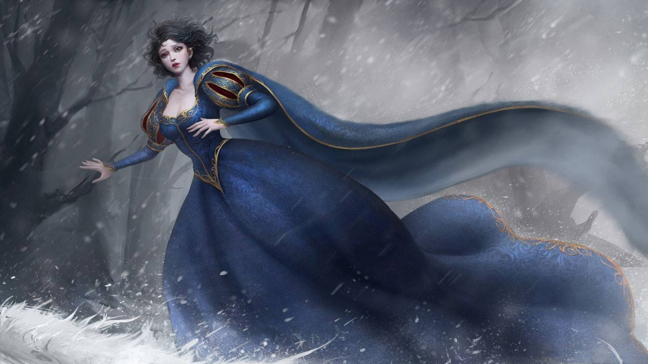 白雪公主 桌布 壁紙 — 一位高貴的女性身穿飄逸的藍色長袍，飾有金色邊飾，在雪地森林中挑釁地站立，她的黑髮和斗篷在雪花旋轉中飄揚。