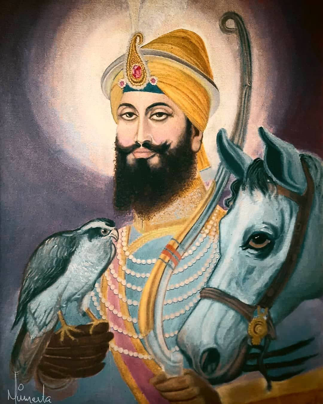 Guru Gobind Singh Ji 桌布 壁紙 — 一位高貴的錫克教戰士，頭戴金色頭巾，身穿華麗盔甲，手持獵鷹，站在一匹白馬旁，手握彎刀。